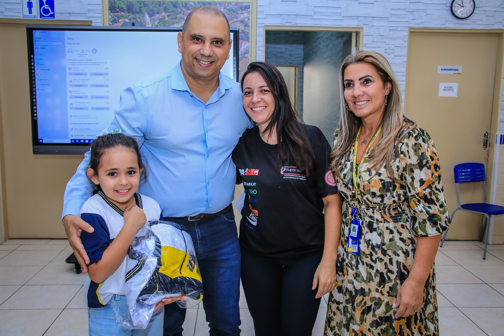 <strong>Prefeito Marcos Tonho inicia entrega de uniformes para os 32 mil alunos da rede municipal</strong>