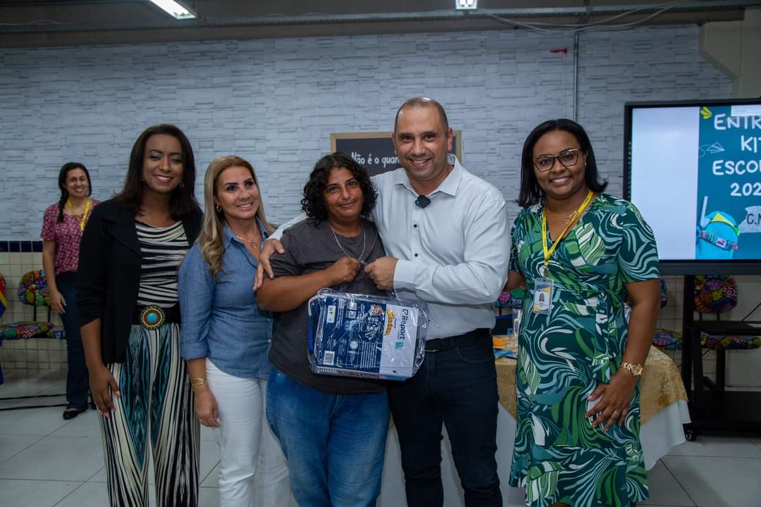 <strong>Prefeito Marcos Tonho entrega Kits de material escolar para alunos do EJA em Santana de Parnaíba</strong>