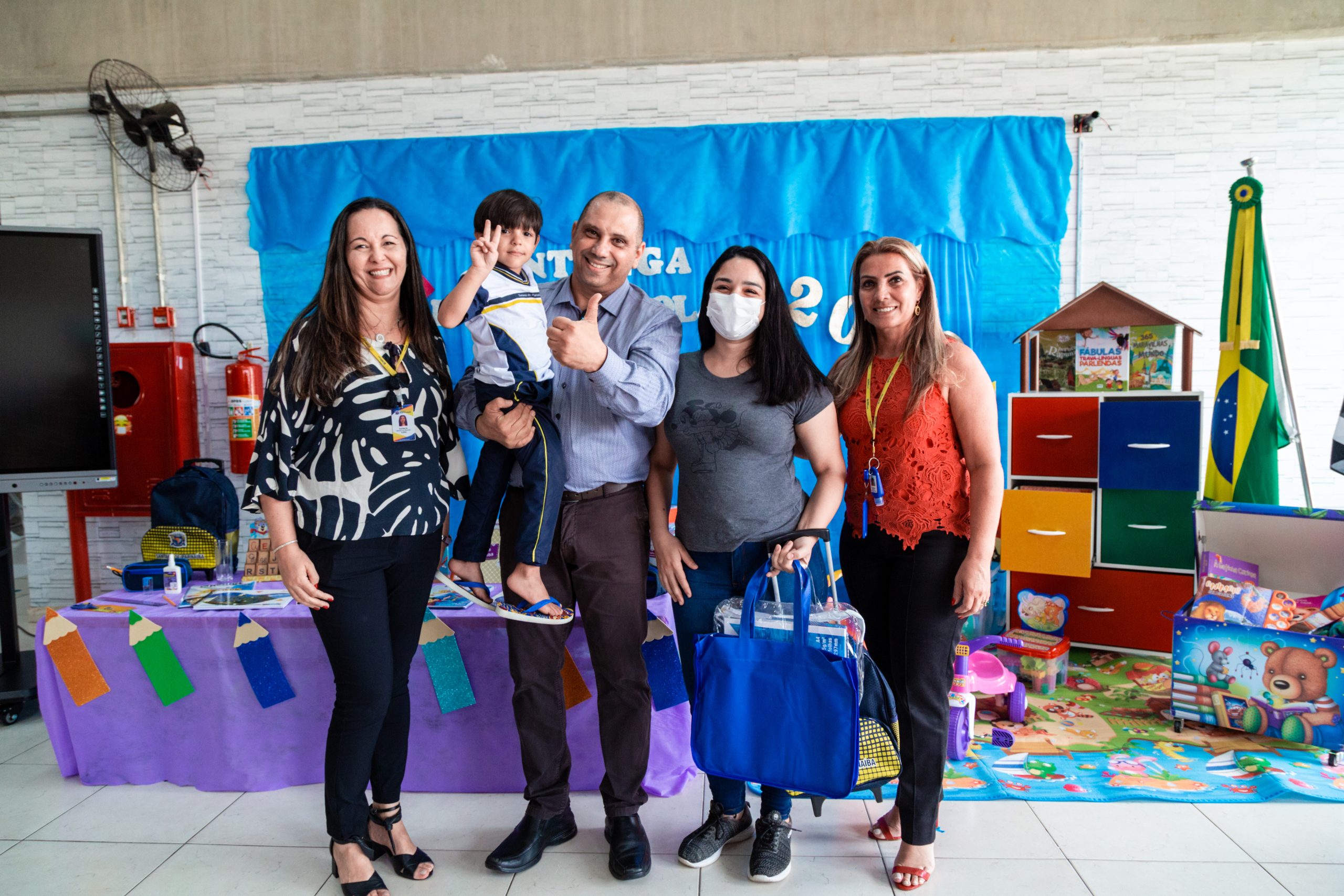 <strong>Prefeito Marcos Tonho inicia entrega de kits de material escolar para alunos da rede municipal</strong>