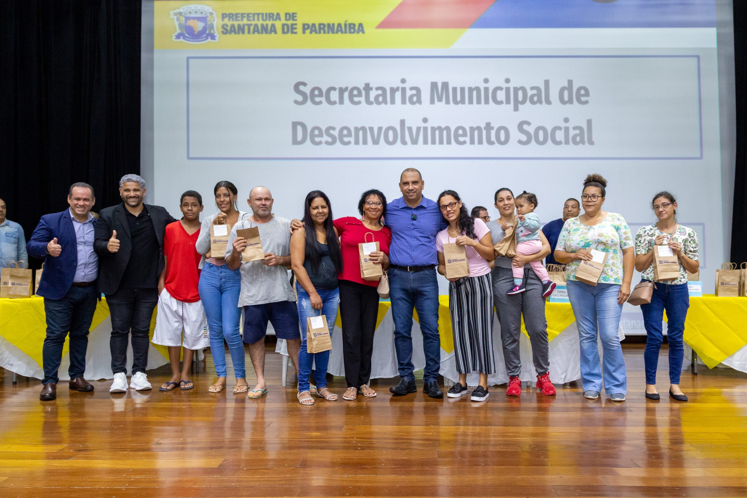 <strong>Prefeito Marcos Tonho entrega 200 óculos para moradores de Santana de Parnaíba</strong>