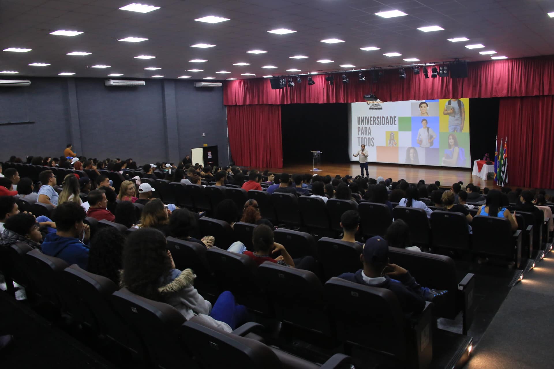 <strong>Alunos do Ensino Médio Municipal de Santana de Parnaíba  participam de palestra para ingresso em faculdades</strong>