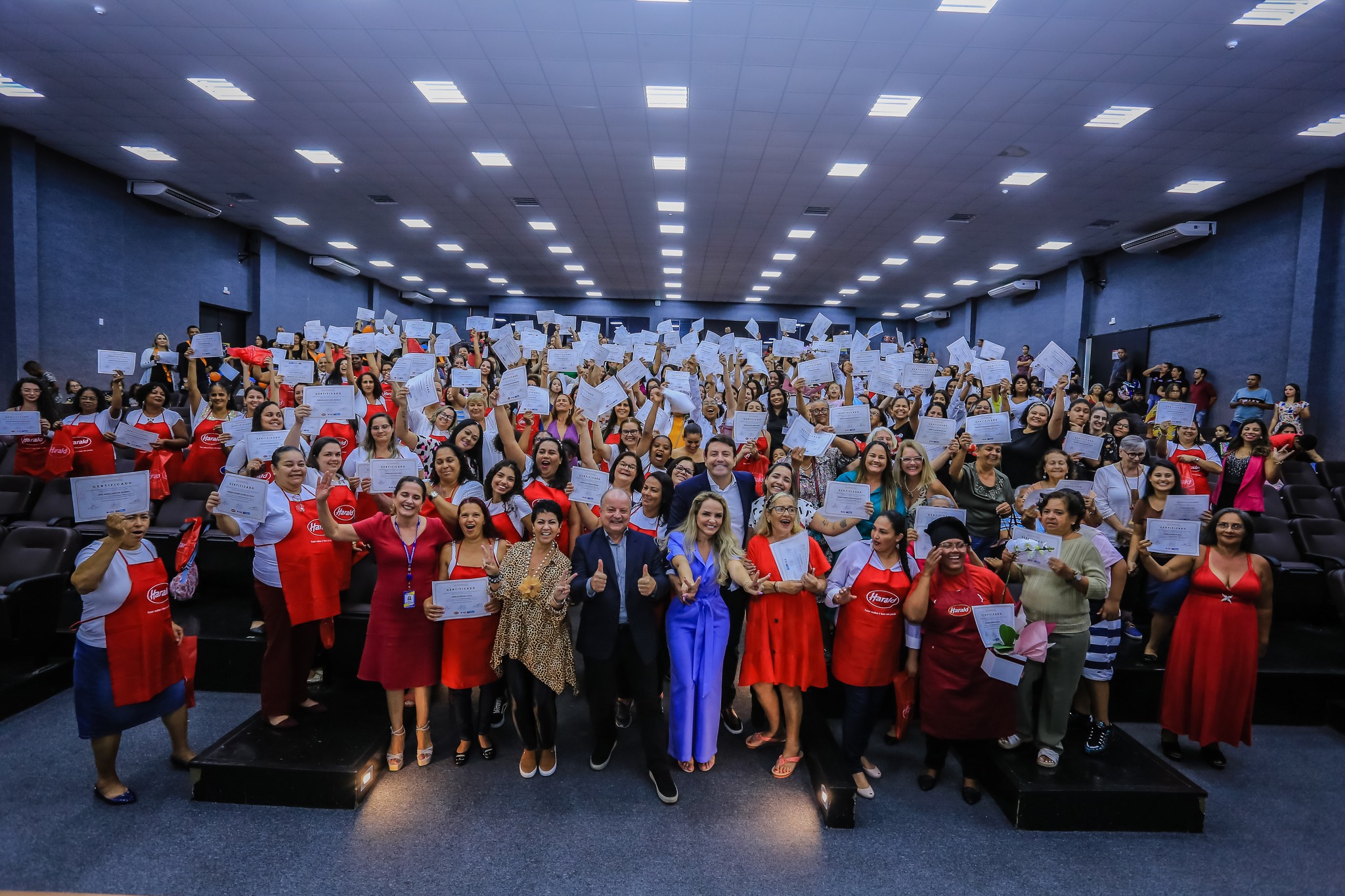 <strong>Cerca de 400 munícipes recebem certificados de cursos profissionalizantes da Secretaria da Mulher e  Família de Santana de Parnaíba</strong>