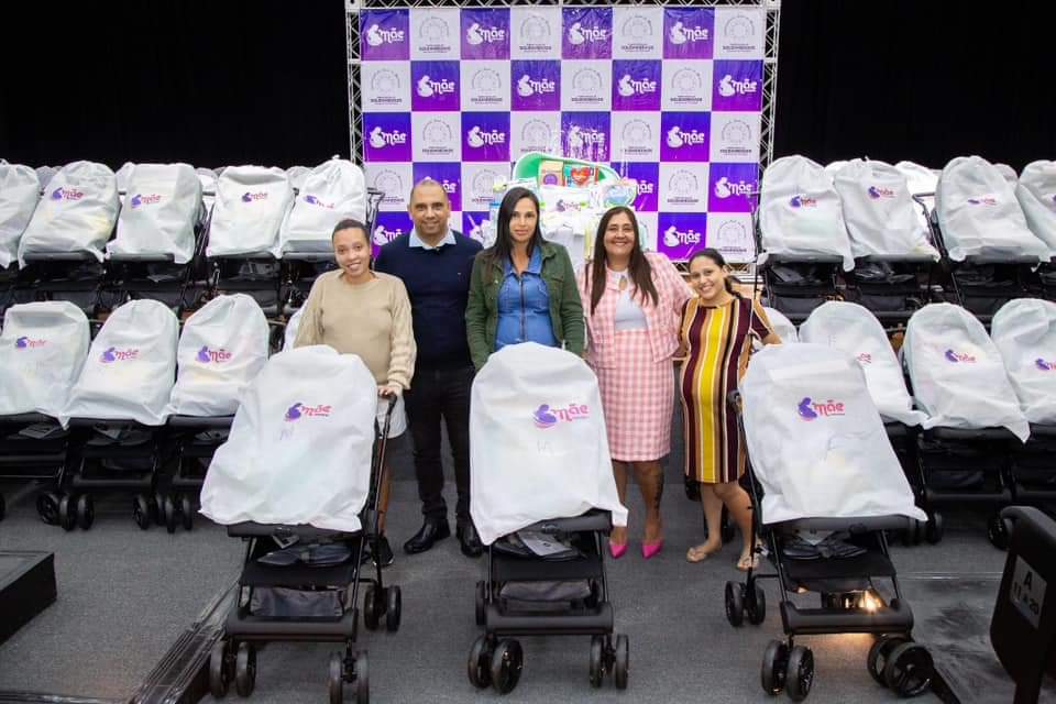 Prefeito Marcos Tonho participa de entrega de mais de 100 kits do Mãe Parnaibana