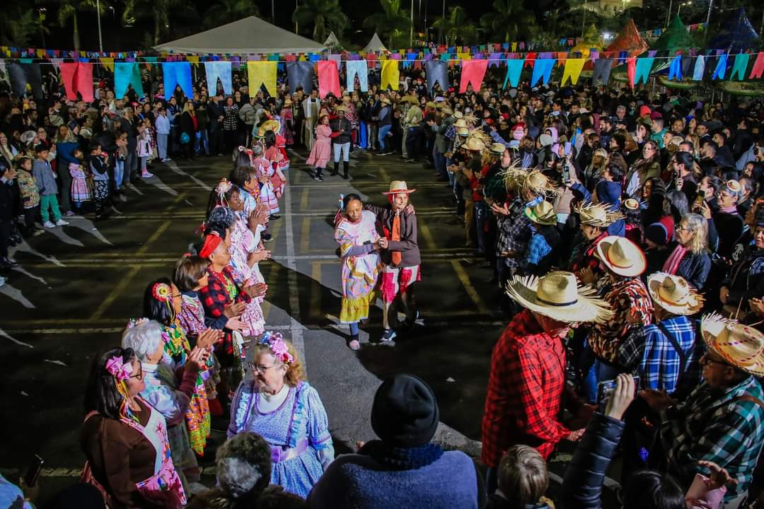 Festa junina da terceira idade reúne milhares de parnaibanos no bolsão de estacionamento 