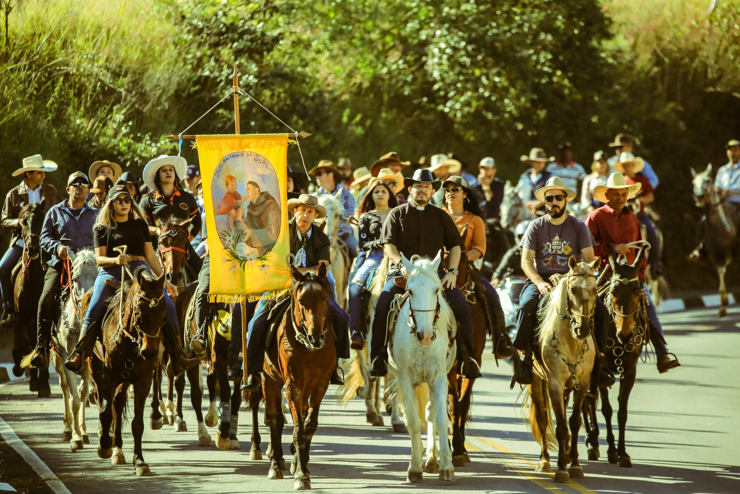 Centenas de fiéis participam da 108ª edição da Festa de Santo Antônio do Suru