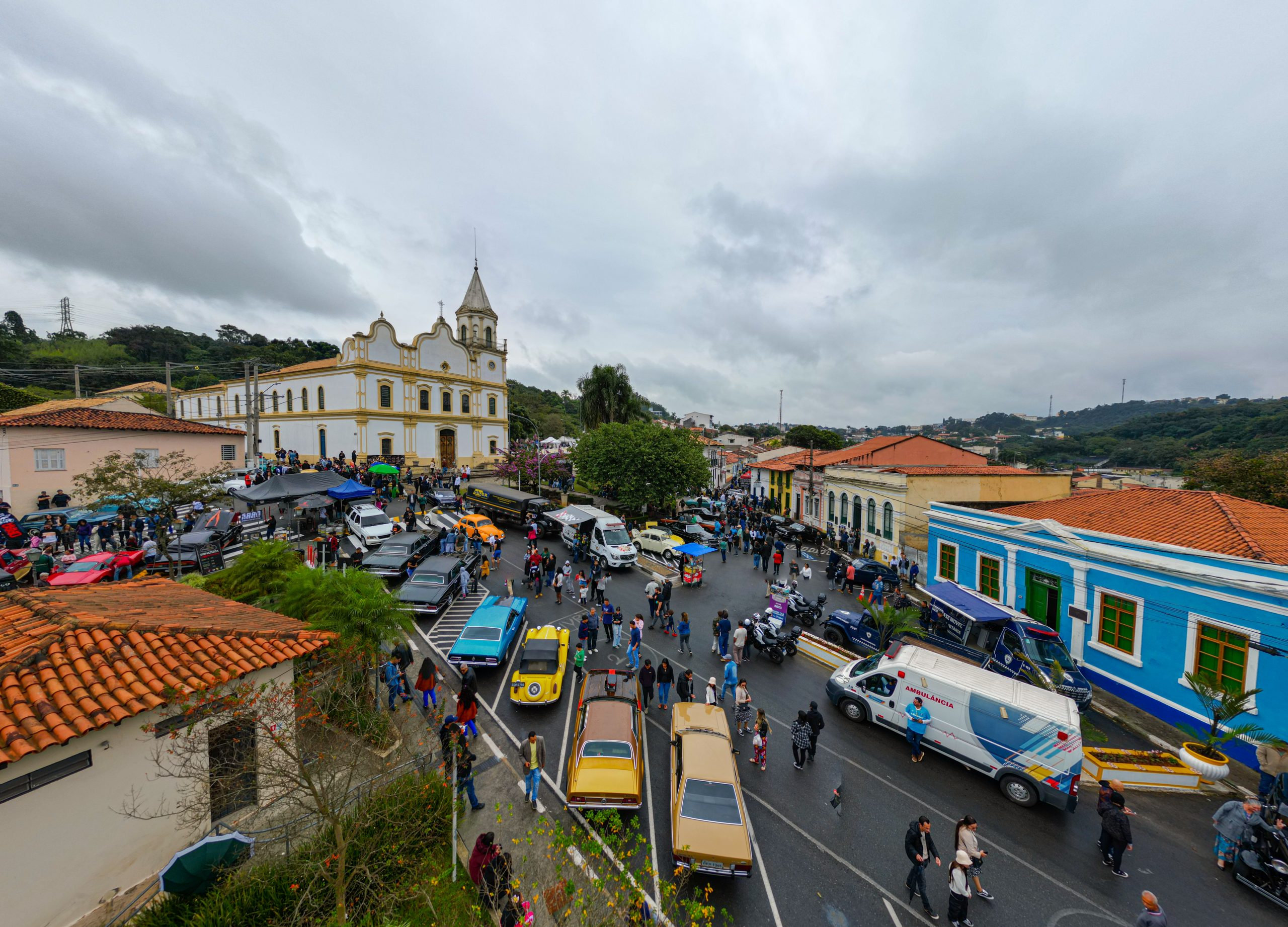 Mesmo em dia de chuva, expositores e visitantes abrilhantam 20º Encontro de Antigomobilismo de Santana de Parnaíba