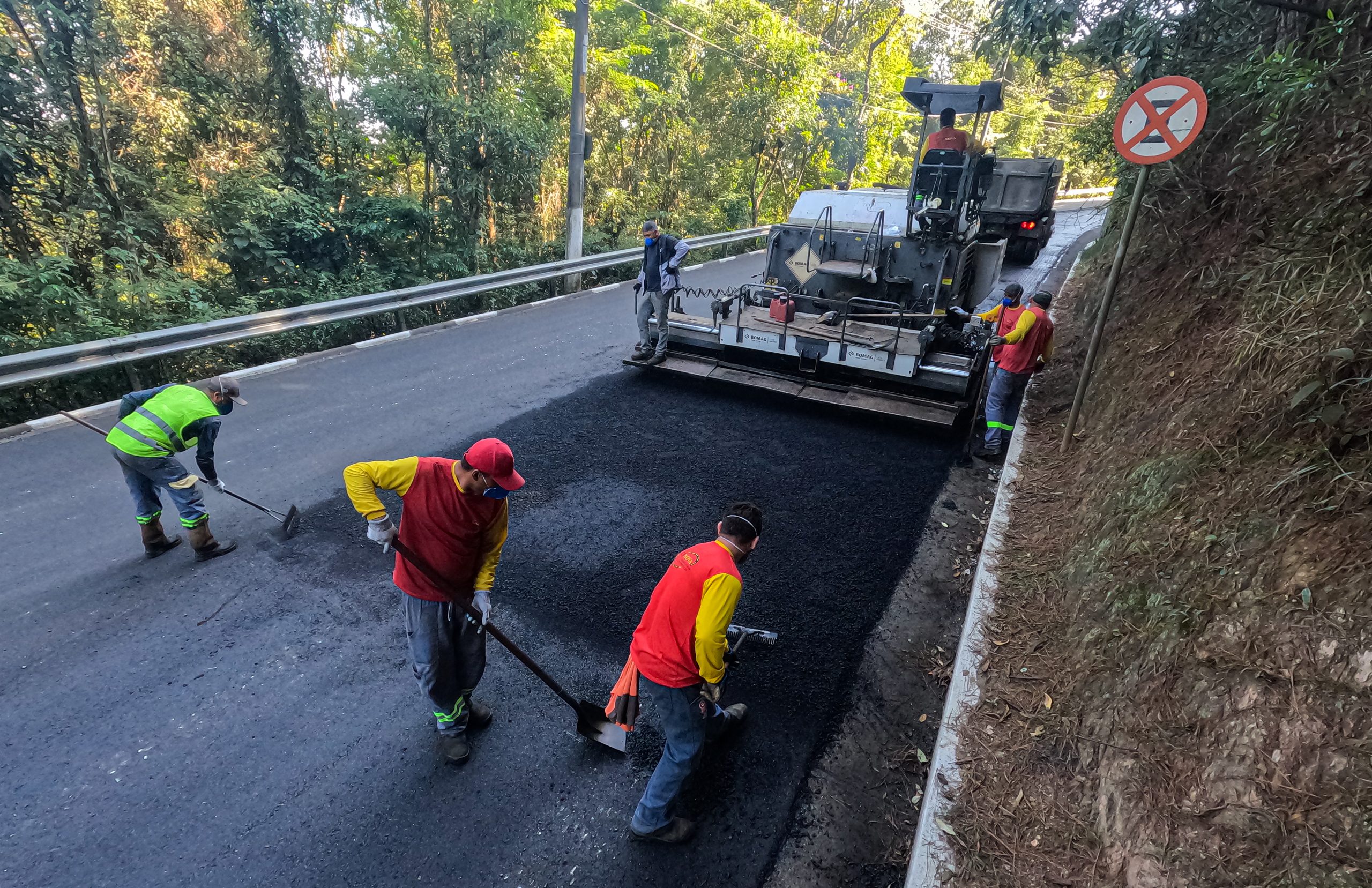 Santana de Parnaíba realiza recapeamento de importantes vias de Alphaville