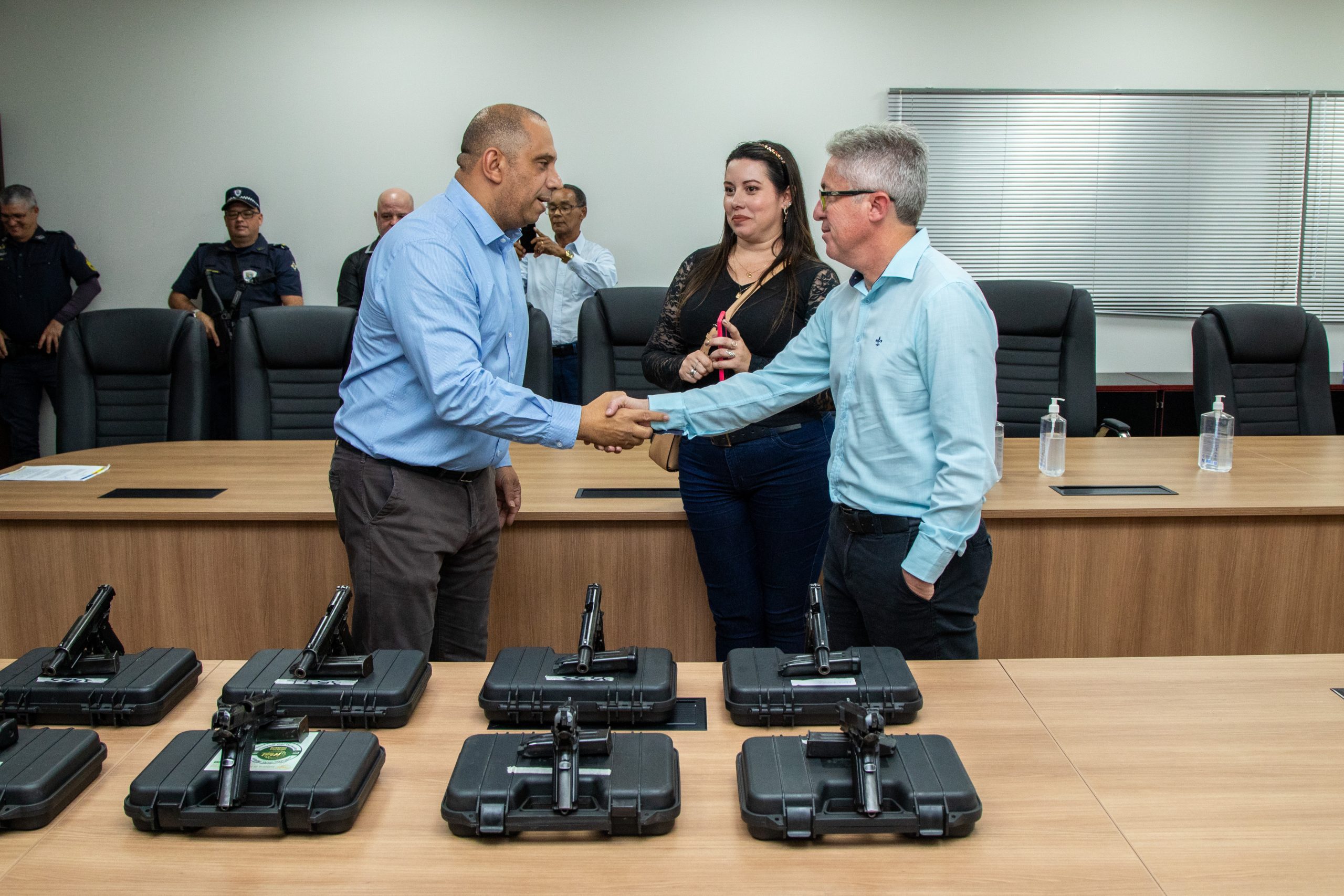 Prefeitura de Santana de Parnaíba doa armas para a GCM de Cesário Lange 