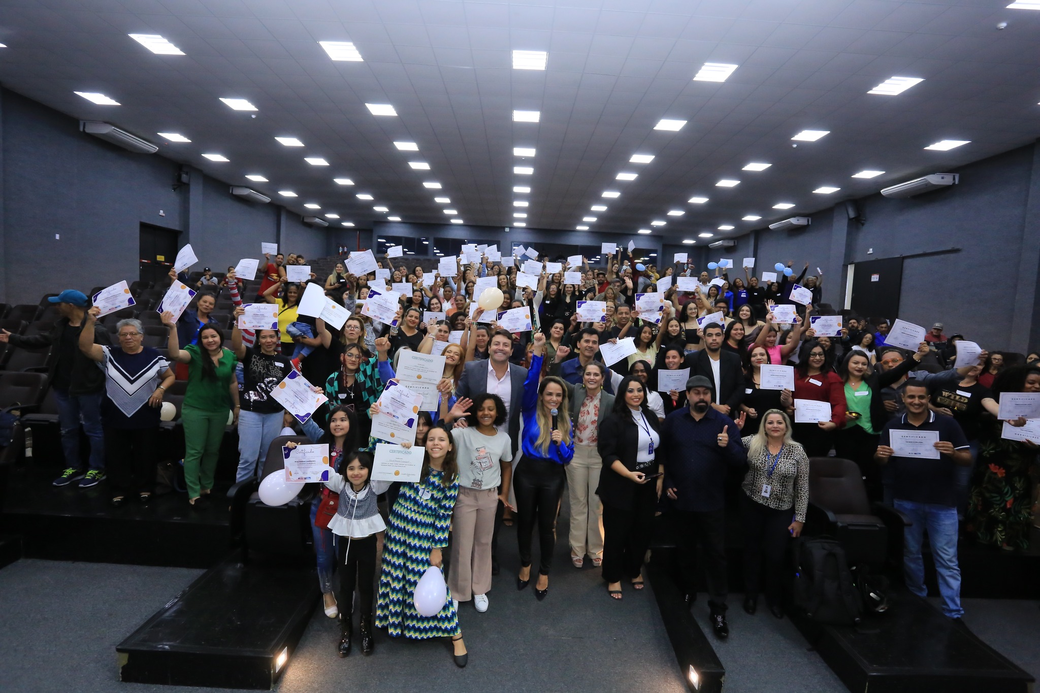 Mais de 180 munícipes de Santana de Parnaíba recebem diplomas dos cursos da Secretaria da Mulher