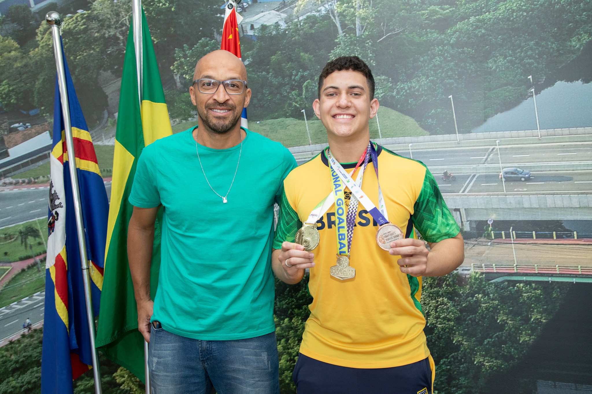 Prefeito Marcos Tonho recebe paratleta medalha de ouro no Parapan da Colômbia