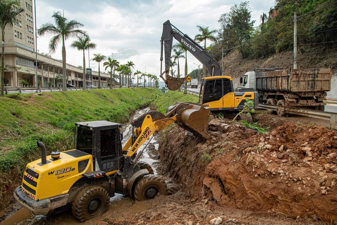 Operação Chuvas de Verão realiza limpeza de córregos e galerias no município de Santana de Parnaíba