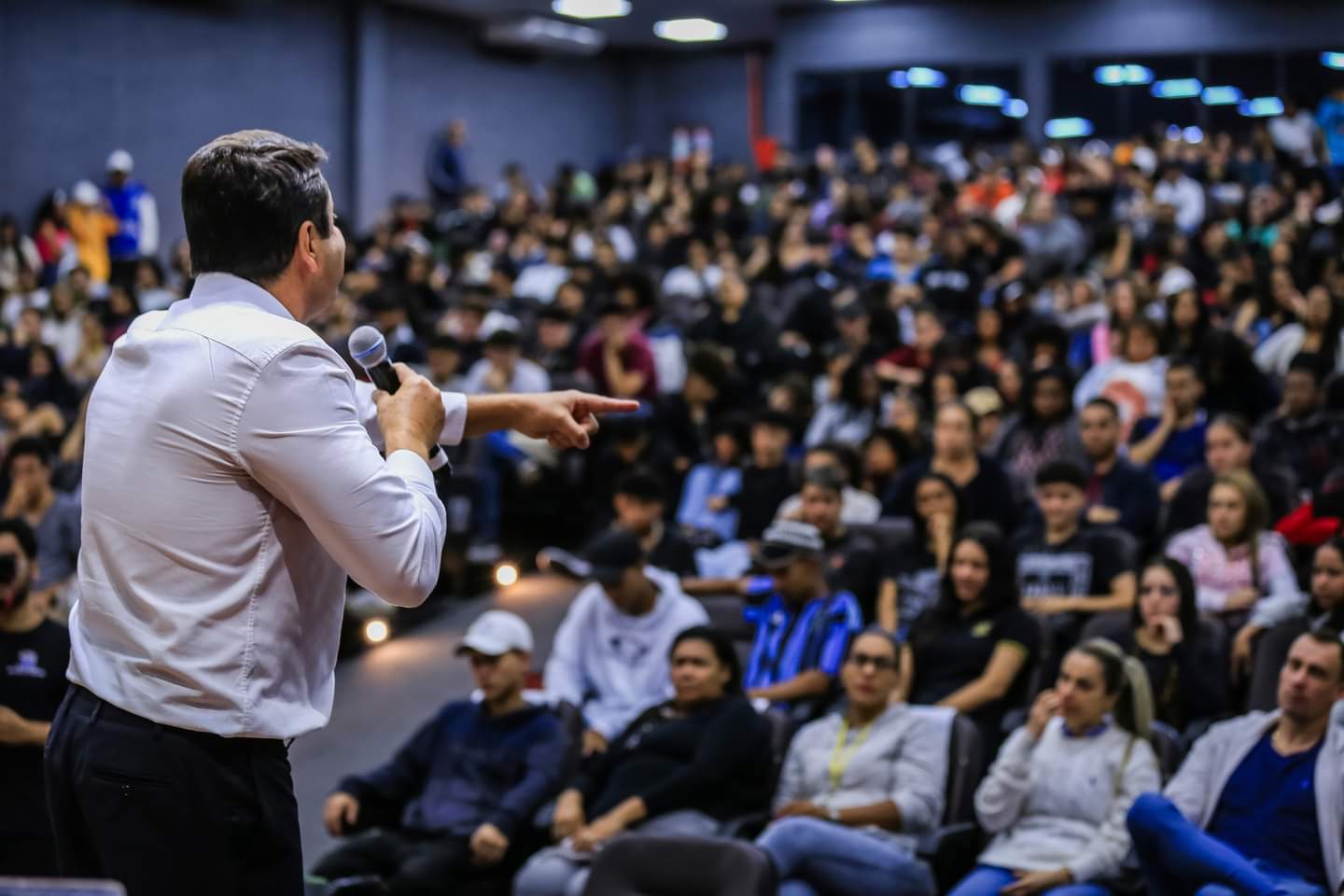 Elvis Cezar faz palestra para 1,2 mil estudantes do Ensino Médio de Santana de Parnaíba