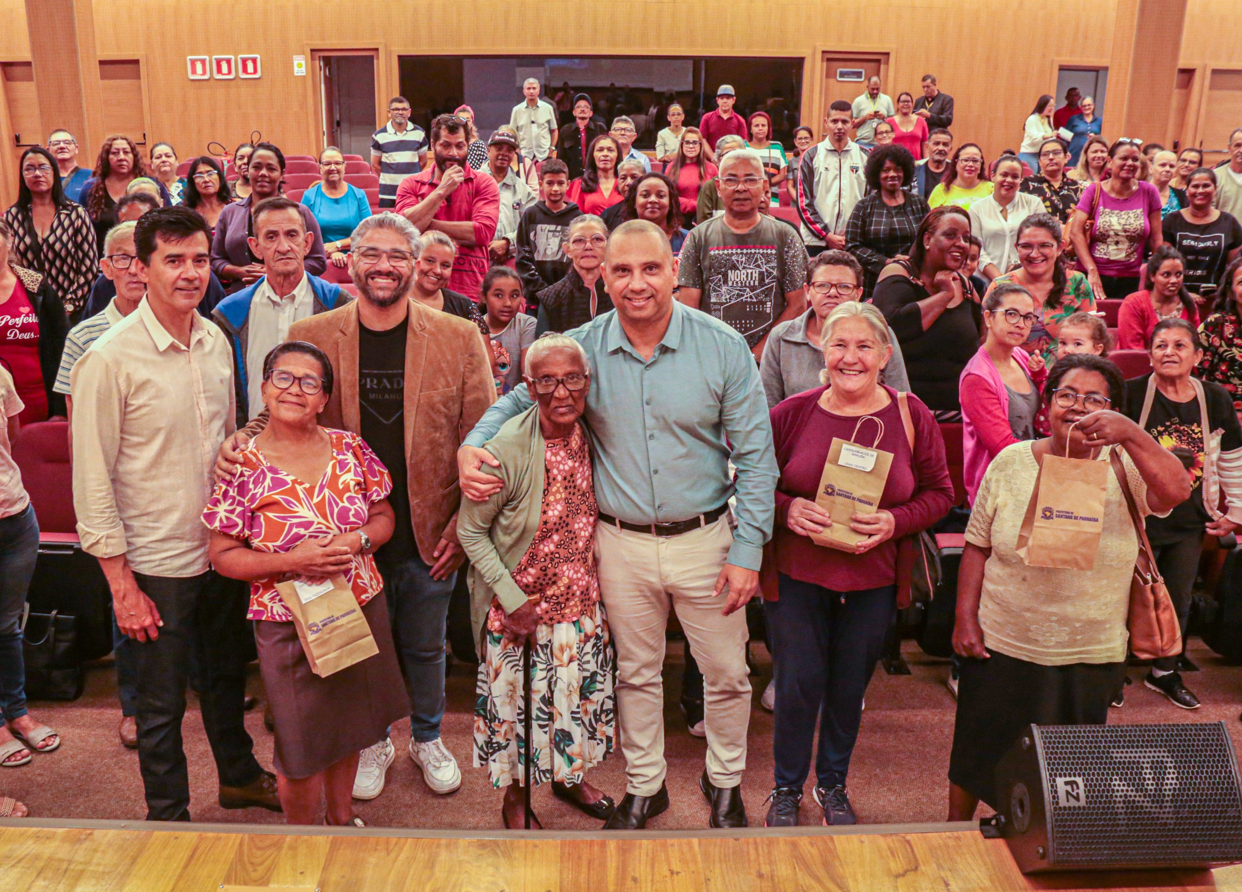 Prefeito Marcos Tonho realiza a entrega de mais de 150 óculos de grau para os moradores de Santana de Parnaíba 