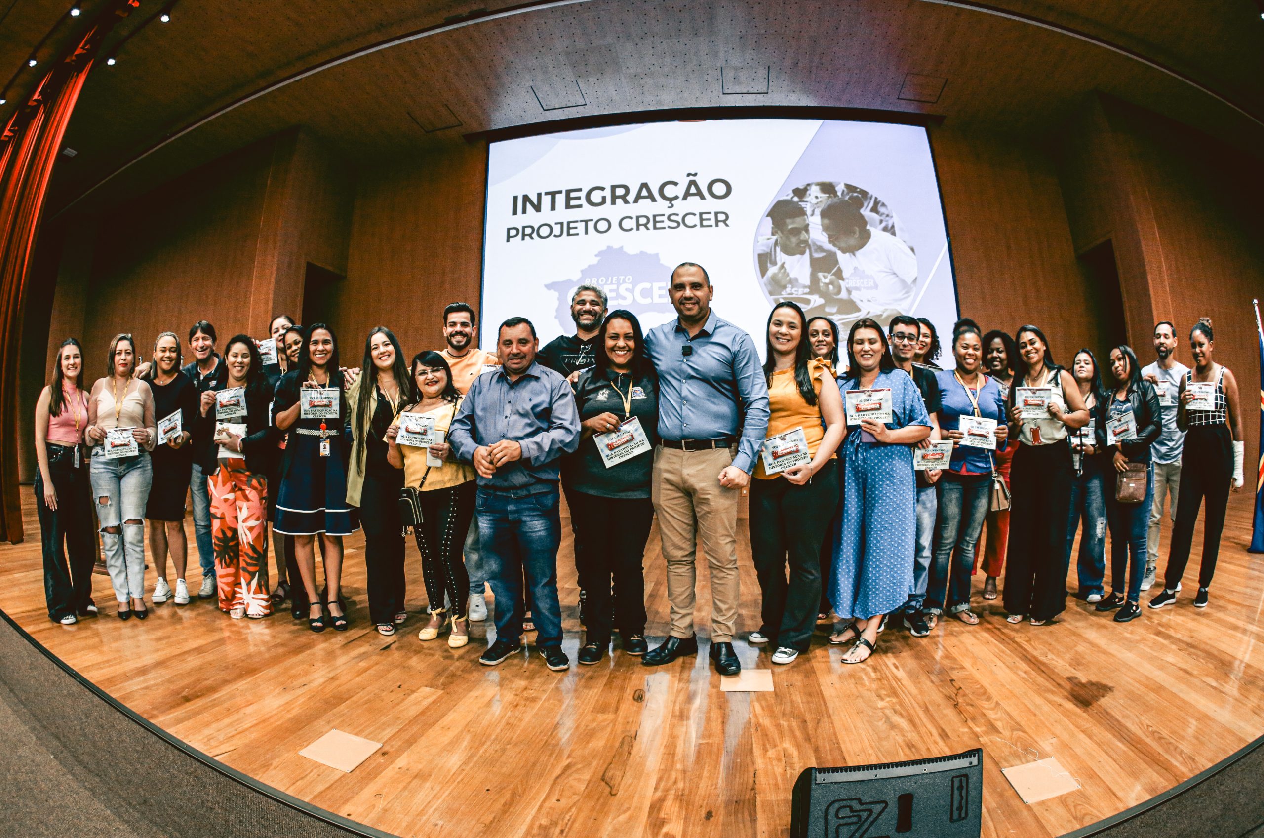 Prefeito Marcos Tonho recebe novos integrantes e concursados do Projeto Crescer