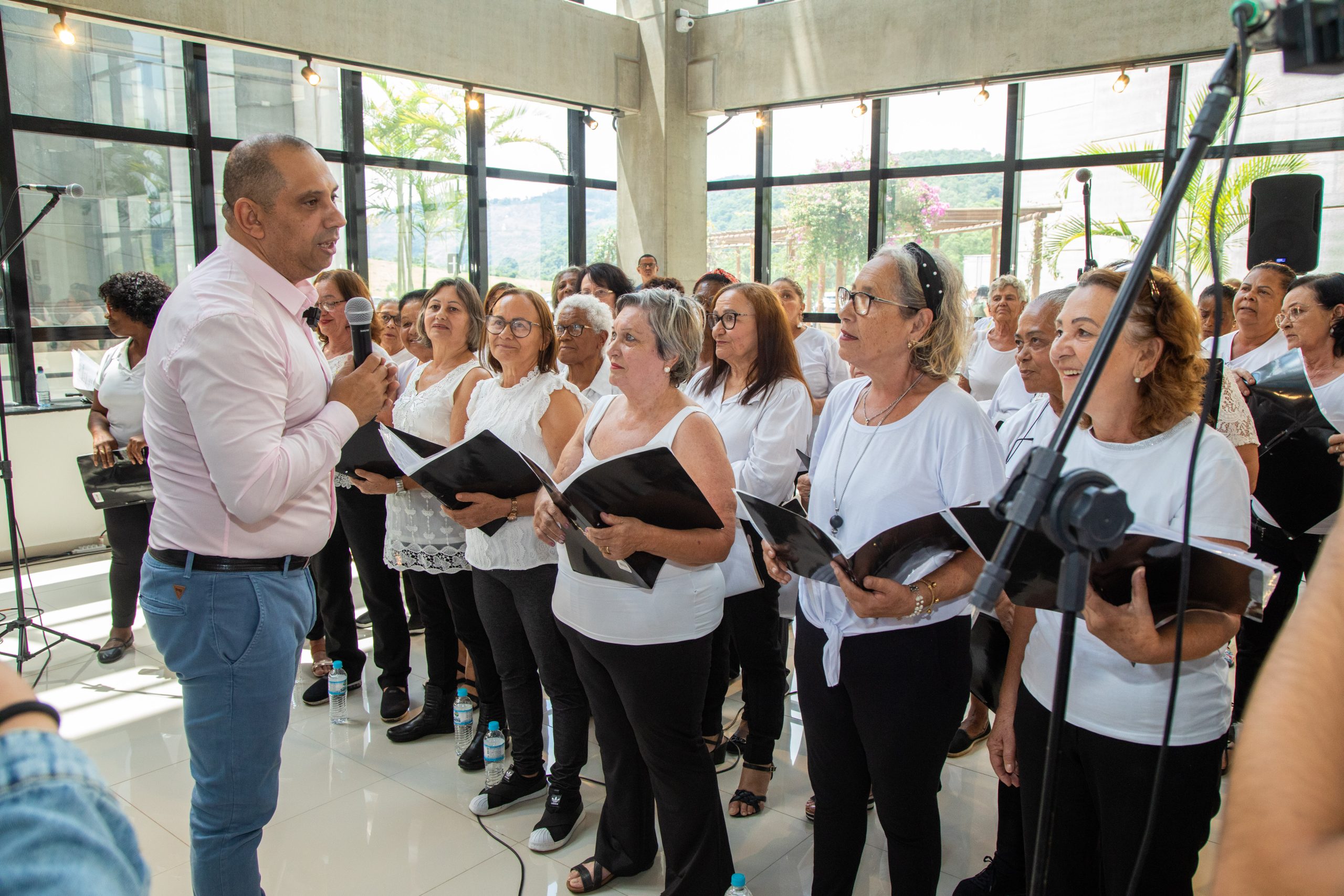 Prefeito Marcos Tonho inaugura decoração de Natal no Centro Administrativo Bandeirantes em Santana de Parnaíba