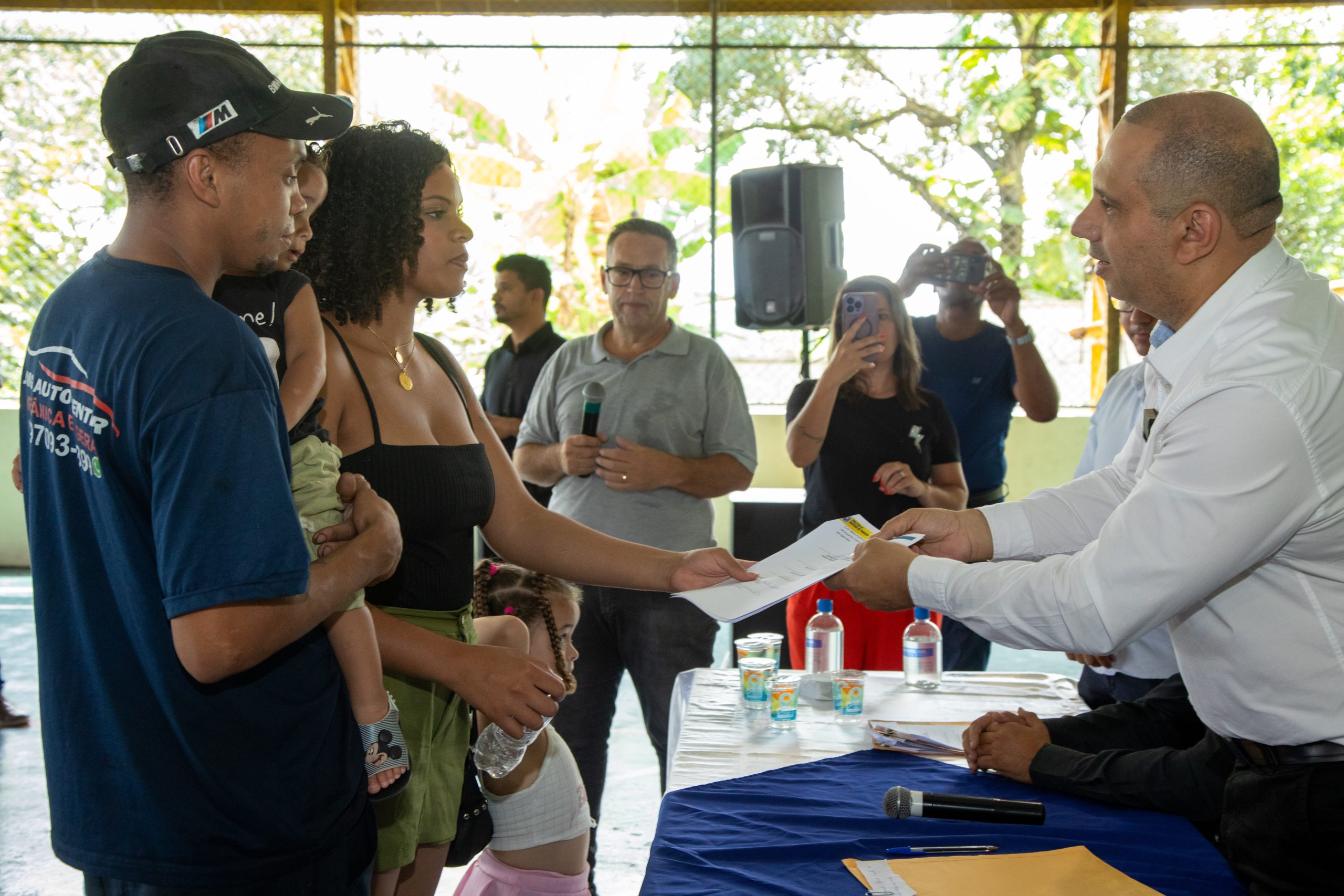 Prefeito Marcos Tonho entrega 114 termos de concessão de áreas públicas em Santana de Parnaíba   