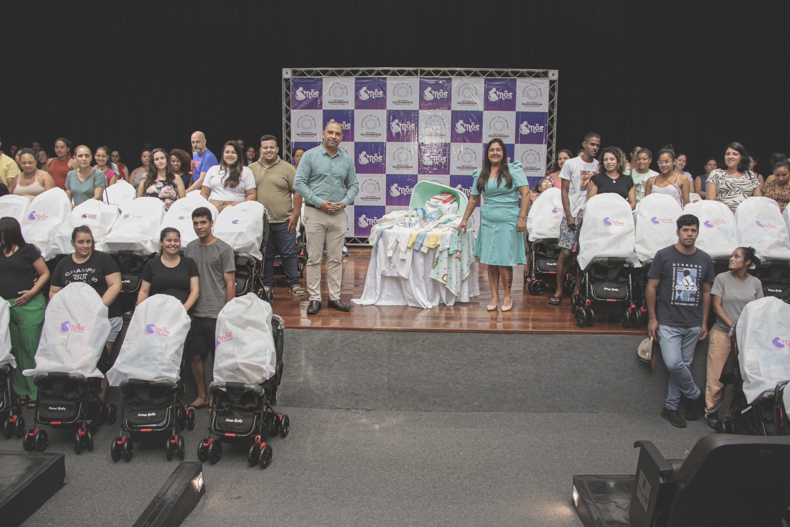 Programa Mãe Parnaibana: prefeito Marcos Tonho entrega mais 120 kits de enxoval para bebês