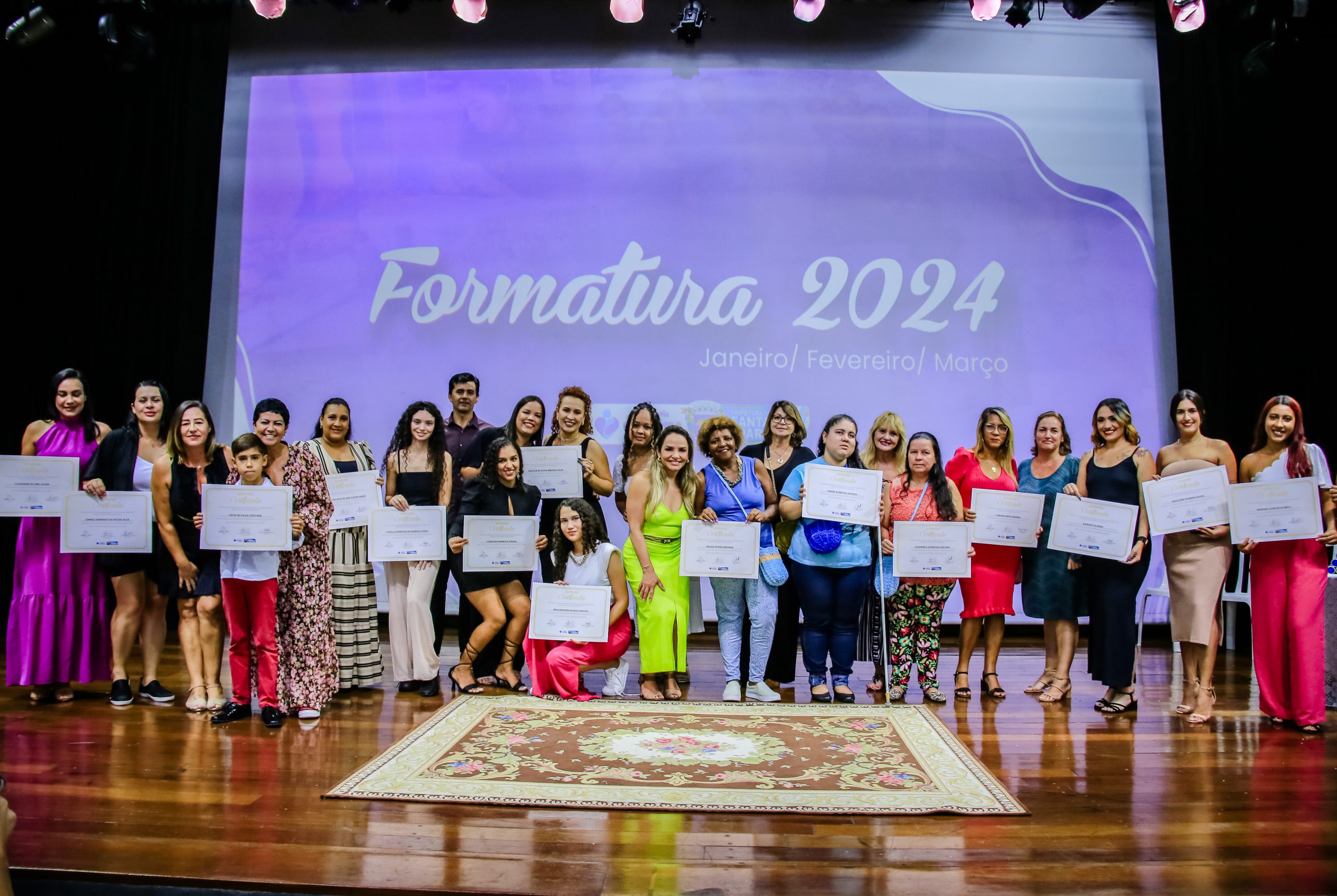 Secretaria da Mulher e da Família de Santana de Parnaíba entrega mais de 400 certificados de cursos profissionalizantes