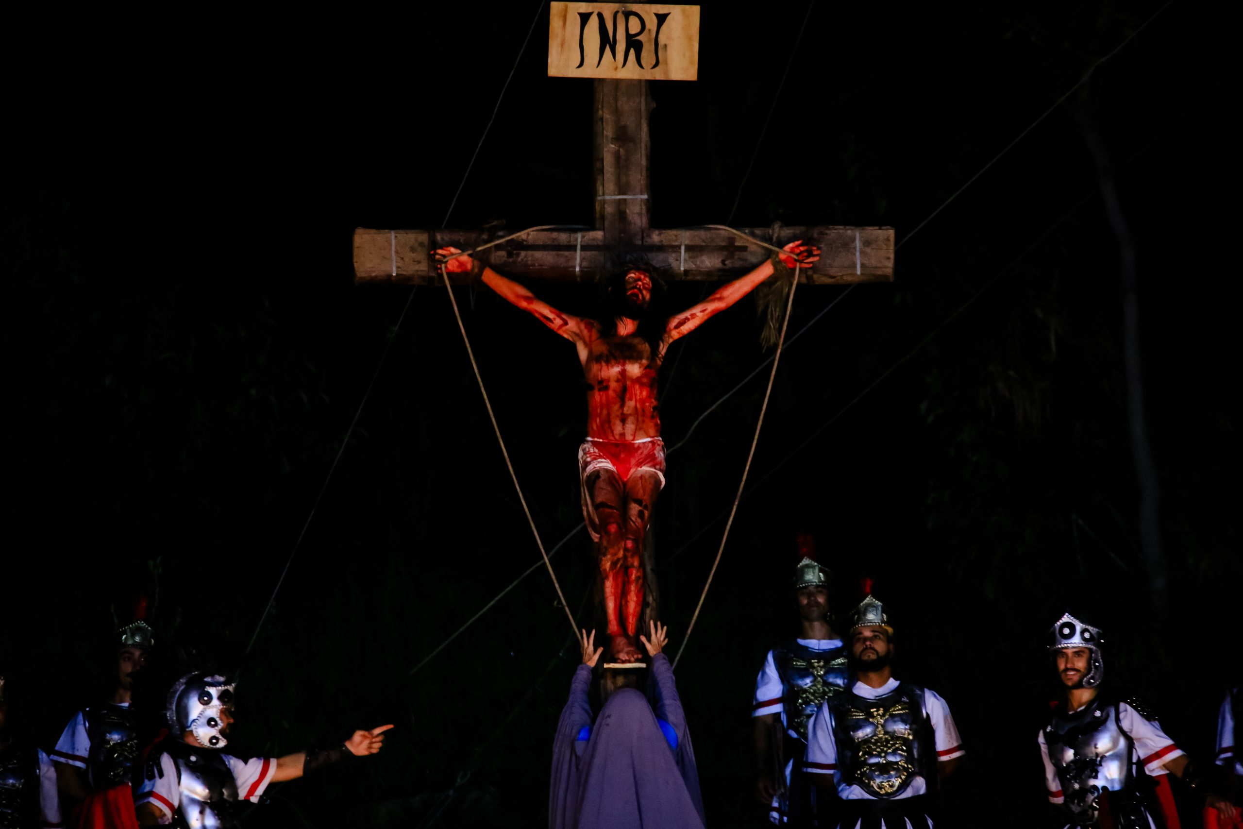 Mais de 30 mil pessoas acompanharam o maior espetáculo do Estado sobre a Paixão de Cristo em Santana de Parnaíba