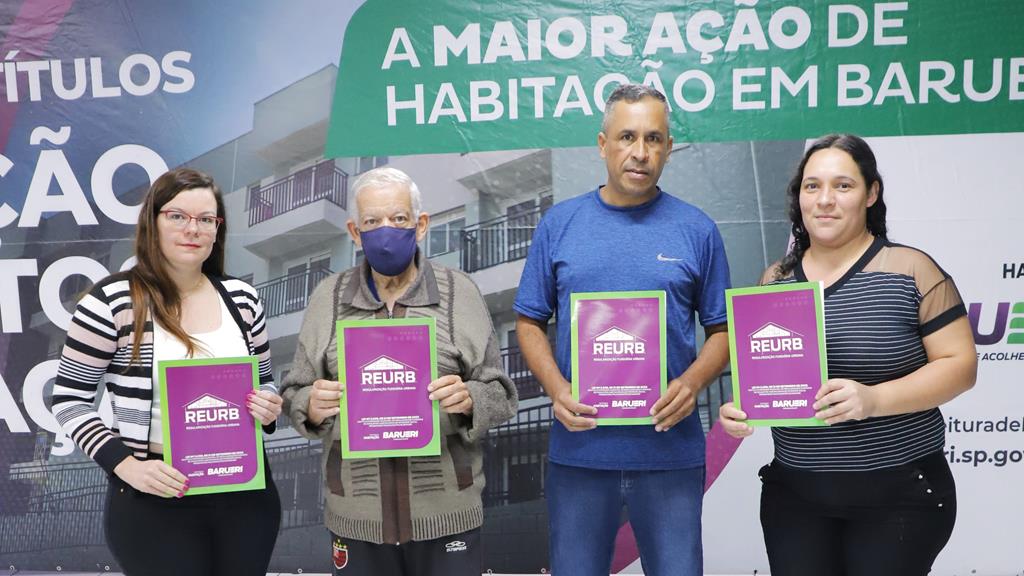 Sehab entrega títulos de extinção e quitação de débitos para moradores do Aníbal Correa