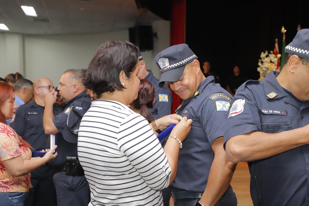 Prefeitura e SSDUS entregam medalhas e láureas a guardas municipais