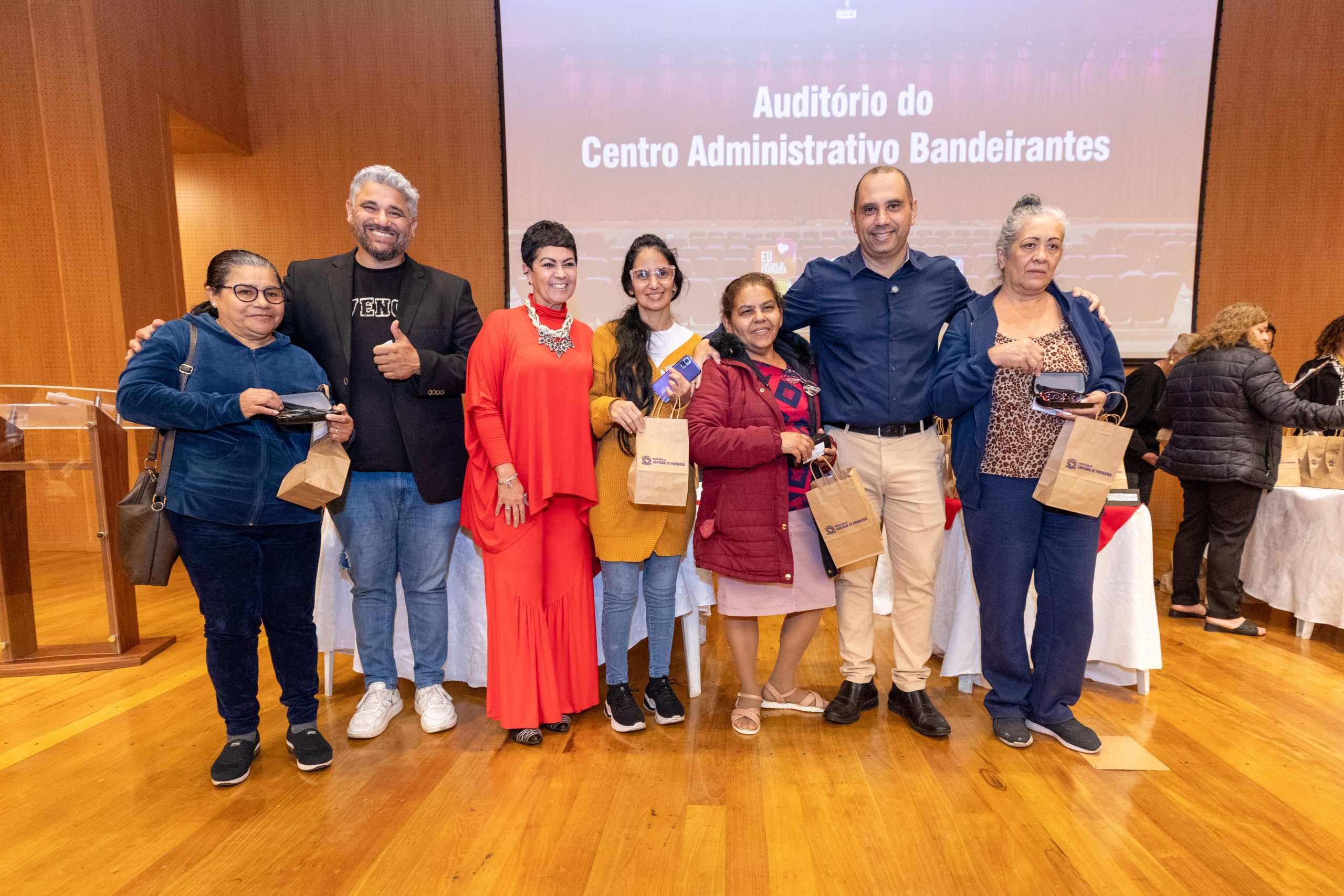 Prefeitura de Santana de Parnaíba entrega mais 200 óculos de grau a moradores da cidade