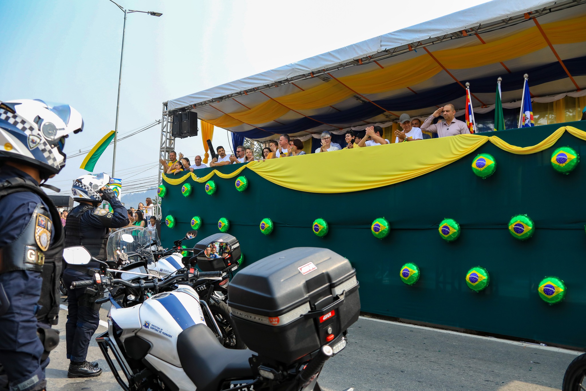 Desfile impecável e prefeito na avenida marcam o 7 de setembro de Santana de Parnaíba