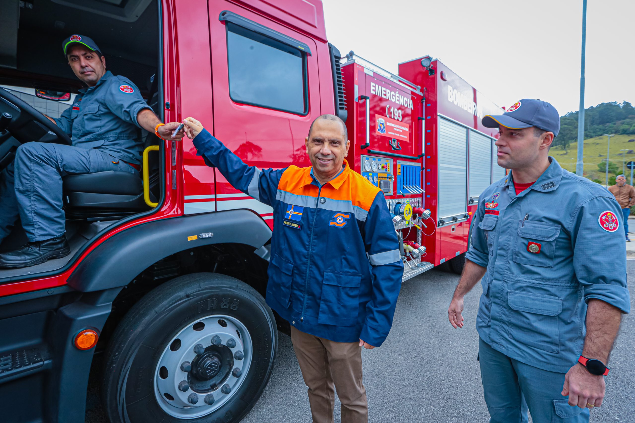 Marcos Tonho entrega caminhão superequipado ao Corpo de Bombeiros de Santana de Parnaíba  