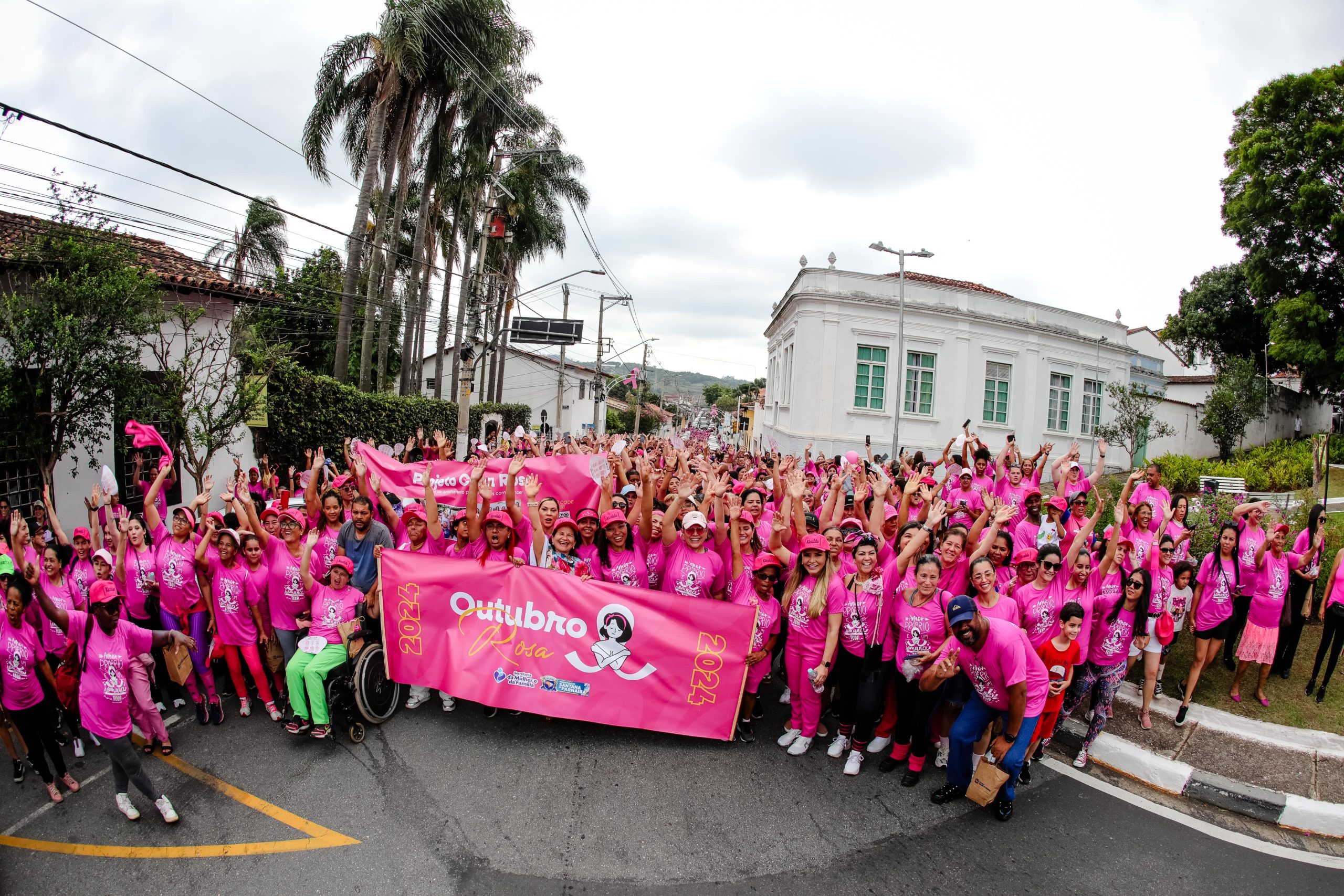 Caminhada Outubro Rosa em Santana de Parnaíba reúne milhares de pessoas em apoio à prevenção do câncer de mama