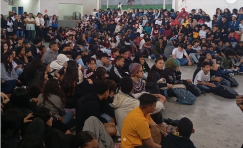 Escola Estadual em Jandira promove palestra do Agosto Lilás sobre combate à violência contra a mulher