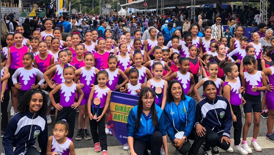 Ginastas de Jandira encantam público durante desfile de 7 de Setembro